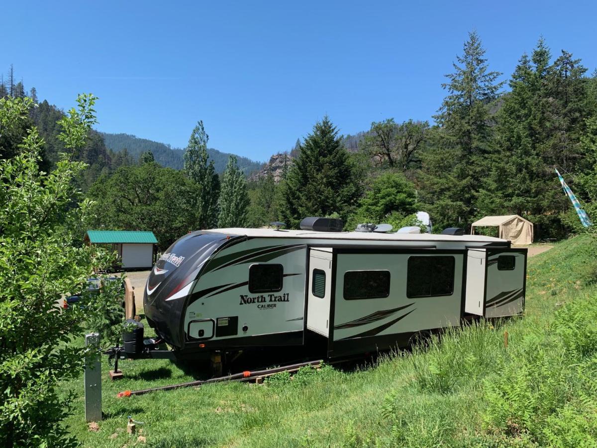 Umpqua'S Last Resort - Wilderness Cabins, Rv Park & Glamping Idleyld Park 外观 照片
